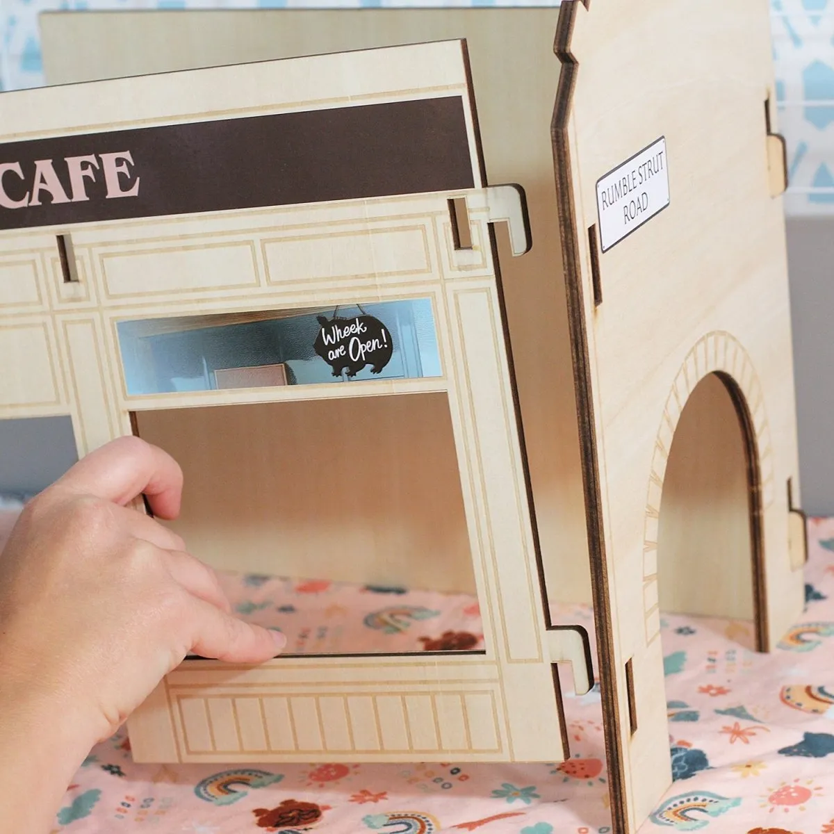 HayPigs Guinea Pig Village Cafe+Nail Bar schuilhuis 2st hout