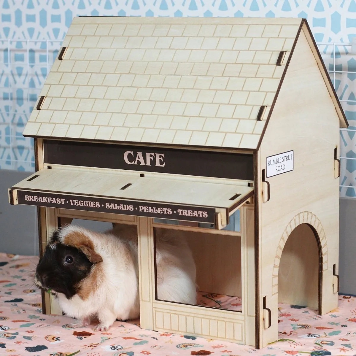 HayPigs Guinea Pig Village Cafe+Nail Bar schuilhuis 2st hout