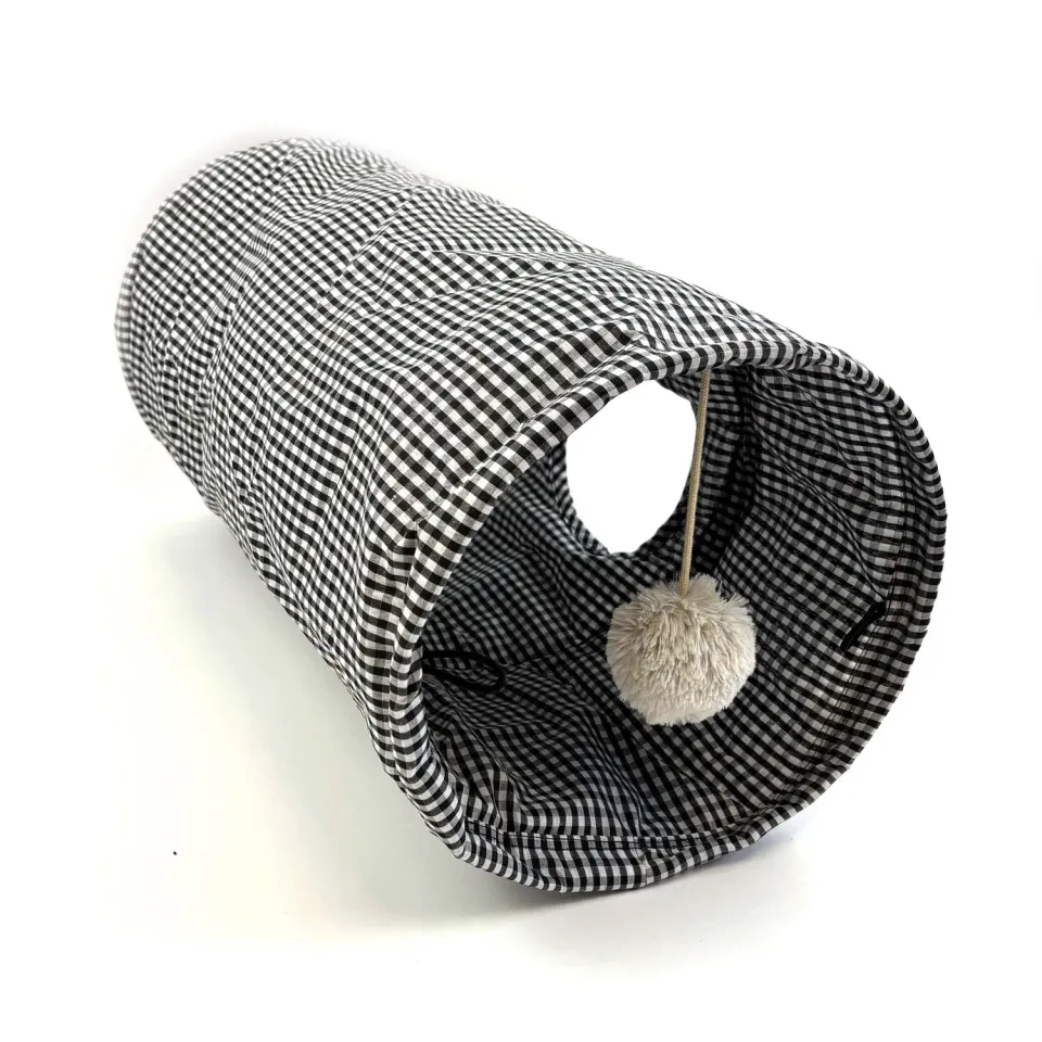 Nature First Tabby Patch Black Check kattentunnel met ritsel