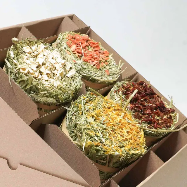 Jouw Konijn Originals Hay Cake Box hooirol set van 2 met topping
