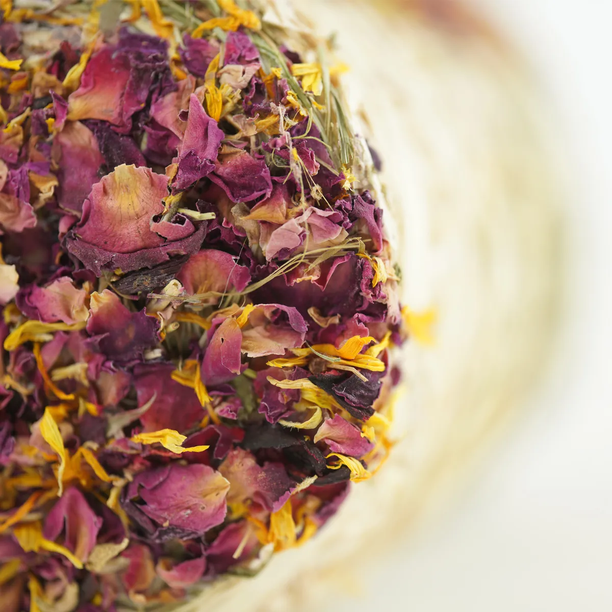 Jouw Konijn Originals hay roll bloemenmix hooisnack