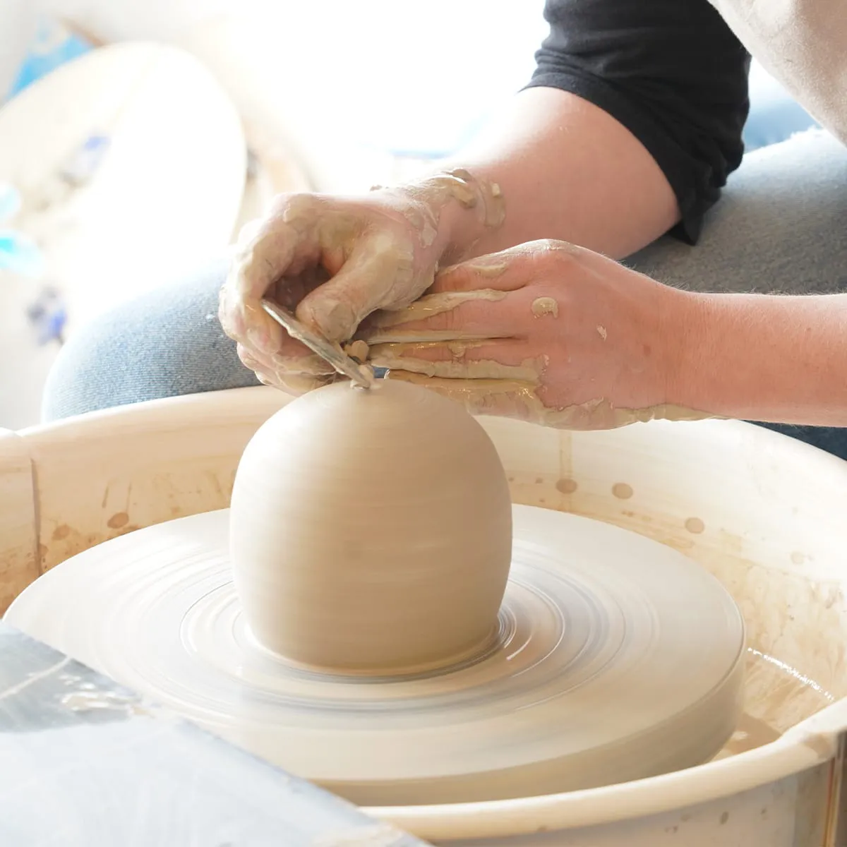 Jouw Konijn Originals Urn handgedraaid wit spikkelklei gedenkurn